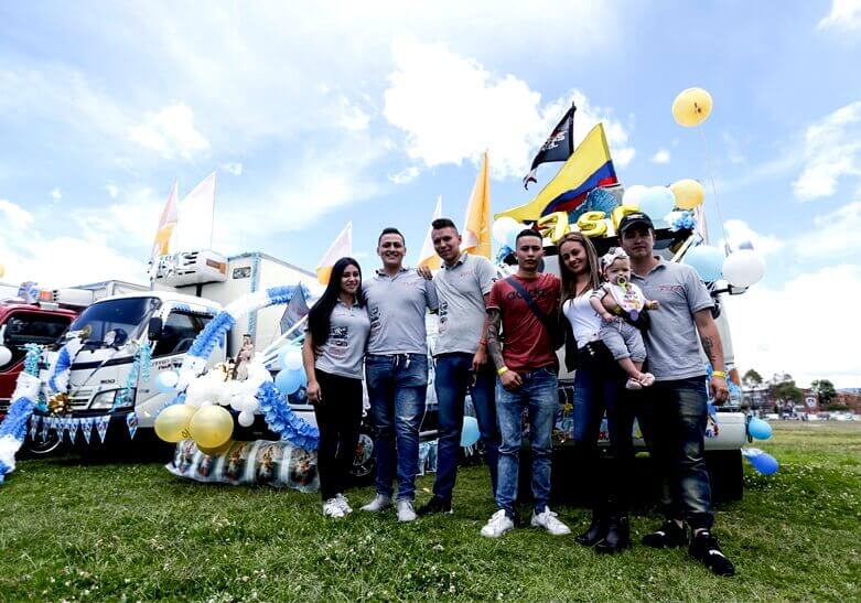 personas celebrando