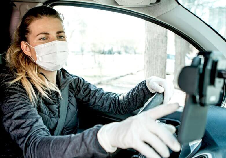 mujer conduciendo